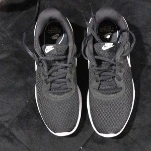 Nike women’s black sneakers